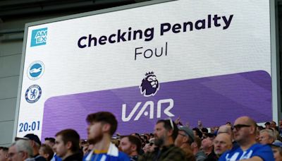 Por qué el VAR peligra en Inglaterra: esta es la propuesta que podría acabar con el videoarbitraje en la Premier League