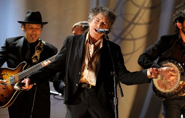 Bob Dylan Broke Out His Most Played Song After Six Years, Trolling John Mellencamp Who Covered It During...