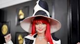 Shania Twain shakes up 2023 Grammys red carpet with polka dot suit, large matching hat