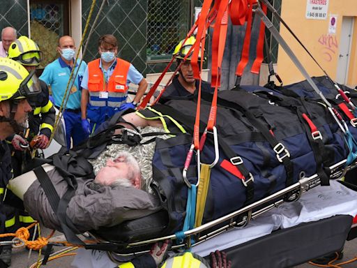 17 bomberos para llevar al hospital al gaditano de 300 kilos que llevaba seis meses sin salir de la cama - ELMUNDOTV