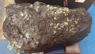 Pedra preciosa com esmeralda é arrematada por R$ 175 milhões em leilão da Receita Federal