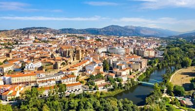 Ni Trujillo ni Guadalupe: este es el bonito pueblo de Cáceres que tiene dos catedrales, una muralla y está a orillas del Jerte