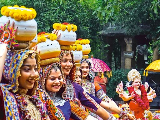 Pune: Navratri sets in, citizens gear up to garba the night away