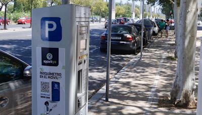 Instaladores y mantenedores piden poder aparcar en la zona azul de Sevilla con sus vehículos profesionales un máximo de 8 horas