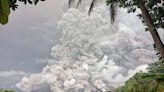 El volcán indonesio Ruang vuelve a entrar en erupción con una nube de 5 kilómetros