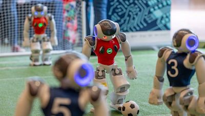 Robots juegan al fútbol en una muestra de inteligencia artificial de Ginebra