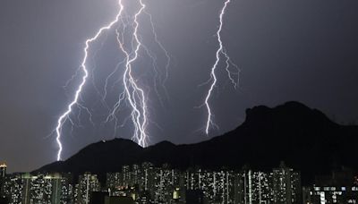 摩羯颱風衝香港掛「一號風球」！一小時逾7000次閃電 暴雨狂襲│TVBS新聞網