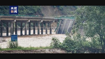 陝西商洛市山洪暴發致一條公路橋樑有部分倒塌 至少11人死