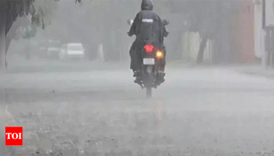 Heavy rains disrupt life in Surat, waterlogging causes traffic woes | Surat News - Times of India