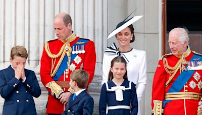 皇室的小孩太可愛：原來喬治和夏洛特一直戴著「兄妹手繩」，就連爺爺國王查理斯也有同款的！