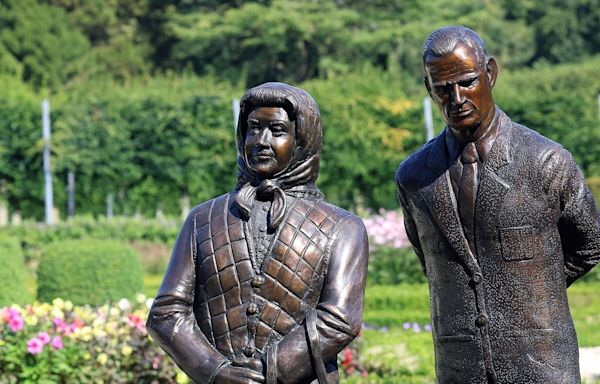 New statue of Queen Elizabeth II, Prince Philip draws criticisms online: 'Take it down'