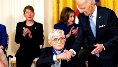 Phil Donahue, who taped talk show from Chicago for 10 years, awarded Presidential Medal of Freedom