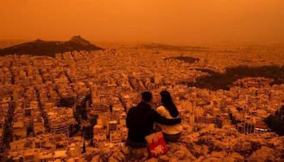 Las impresionantes imágenes de la nube de polvo del Sahara que tiñó de naranja el cielo de Atenas