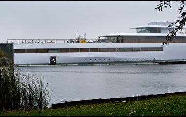 Jobs’s Boat and Mexican Billionaire’s Yacht Get Into Fender Bender