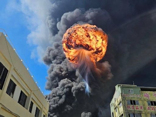 影/轟！台南工廠大火「核爆蕈狀雲」一片黑 目擊者：爆炸2聲就燒起來