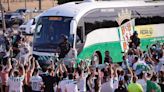 Espectacular recibimiento de la afición del Córdoba CF a su equipo en El Arcángel