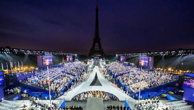 Análise: França vê seu reflexo num espelho borrado na abertura das Olimpíadas