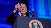 Joe Biden celebra a la prensa en la Casa Blanca mientras cientos de manifestantes critican su apoyo a Israel - El Diario NY