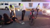 Pareja en motocicleta se accidenta frente a Expoferia de Gómez Palacio