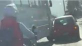 Quitan licencia a chofer que "aventó el camión" a auto en Querétaro