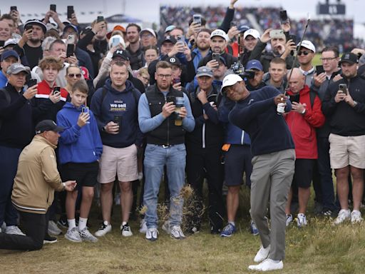 Tiger Woods ends his season by missing the cut in the British Open