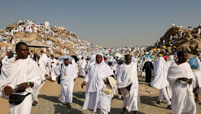 Bajo el calor, una marea de fieles prosigue la peregrinación del hach en el monte Arafat