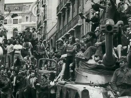 Saiba o que foi a Revolução dos Cravos em Portugal