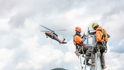 Black Hawk Helicopter Installs New Lift Towers at Red River Ski Area, New Mexico