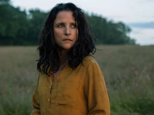 La nueva joya del cine: Julia Louis-Dreyfus sorprende con un papel dramático, un guacamayo como muerte y una madre en crisis