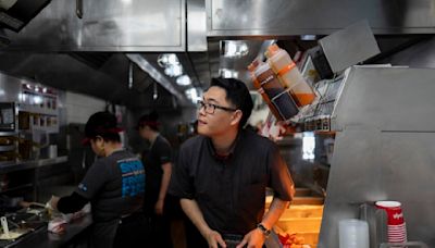 Los trabajadores de comida rápida de California ganan ahora 20 dólares la hora. Las empresas responden recortando horas de trabajo