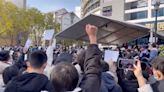 Protestas contra el COVID estallan en toda China, enfrentamientos en Shanghái