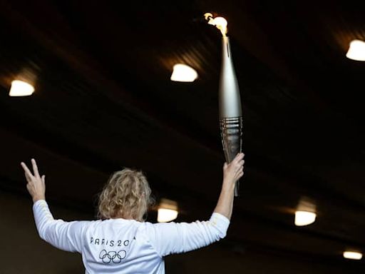 París 2024: críticas por la entrada de la llama olímpica al Museo del Louvre