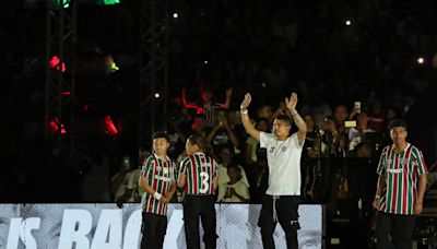 Thiago Silva celebra la vuelta a "casa" en su abarrotada presentación con el Fluminense