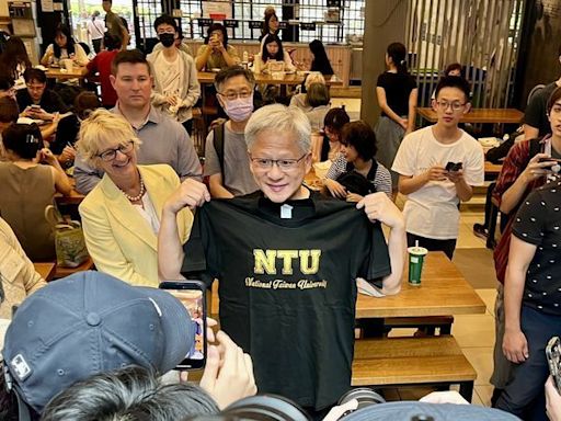 黃仁勳明演講穿台大NTU T-SHIRT 校方「送好送滿」全尺寸3件 - 自由財經