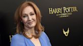 J. K. Rowling la vuelve a liar en redes con sus comentarios sobre la entrenadora transgénero del Sutton