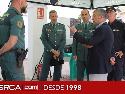 El subdelegado del Gobierno de España en Albacete visita el stand de la Guardia Civil en Expovicaman