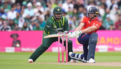 Jos Buttler hits 84 as England set Pakistan 184 to win