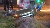 Accidente en Recreo: un auto volcó y terminó incrustado en una cuneta