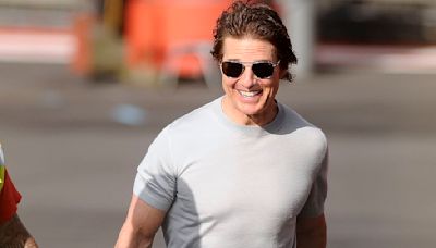 Tom Cruise gives ground crew a cool fist bump as token of appreciation
