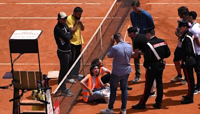 Vídeo | Un grupo de manifestantes ecologistas interrumpen el torneo de tenis de Roma