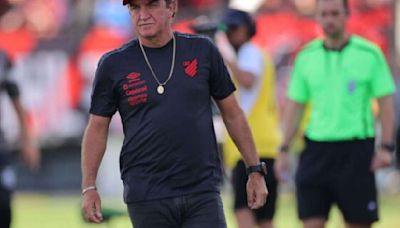 Athletico comunica a saída do técnico Cuca após reunião no CT do Caju