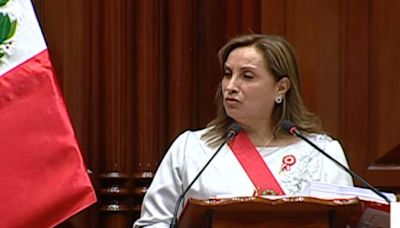 Boluarte llama la atención a ministro tras no entender parte de su mensaje: "Acá me han puesto..."