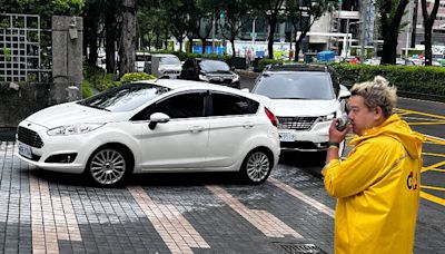 台中人注意 多家百貨塞爆、提前到傍晚5點關門