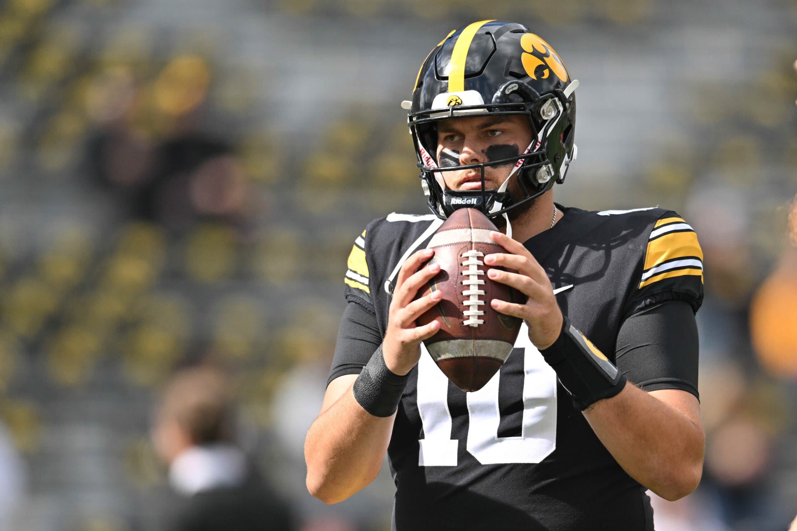 Iowa Hawkeyes QB Deacon Hill entering NCAA transfer portal