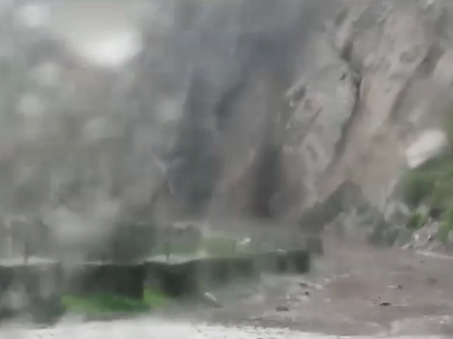 Traffic Halted On Jammu-Srinagar National Highway Due to Mudslide, Shooting Stones Amid Rain