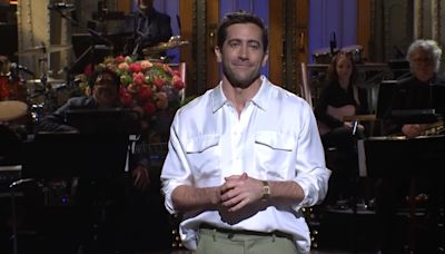 Jake Gyllenhaal performs Boyz II Men’s ‘End of the Road’ in ‘SNL’ monologue — and fans are in shambles