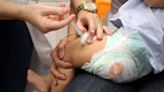 Ter covid ou se vacinar contra a doença no começo da gestação não aumenta risco de malformação do bebê