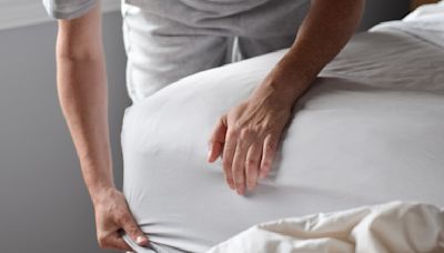 Si está cambiando sus sábanas cada mes, lo está haciendo mal: experto explica