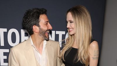 Juan Minujín junto a Angelina Jolie, en el estreno de Sin Sangre en Toronto