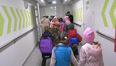 烏克蘭闢地下學校避戰火 學童棲身6公尺深地底求學